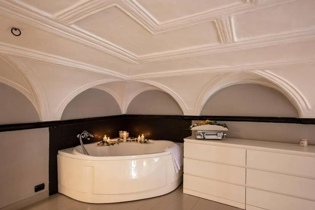 Elegant Two-Level Apartment With In-Room Tub Gênes Italie
