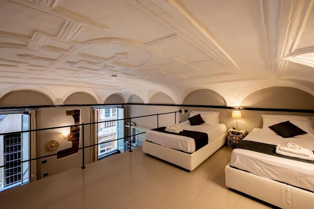 Elegant Two-Level Apartment With In-Room Tub Gênes